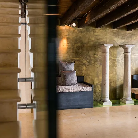 卡玛丽亚阿黛尔旅馆 4*